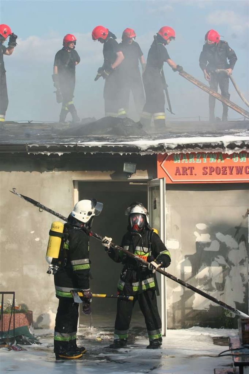 Tak palił się dom i sklep. FOTO