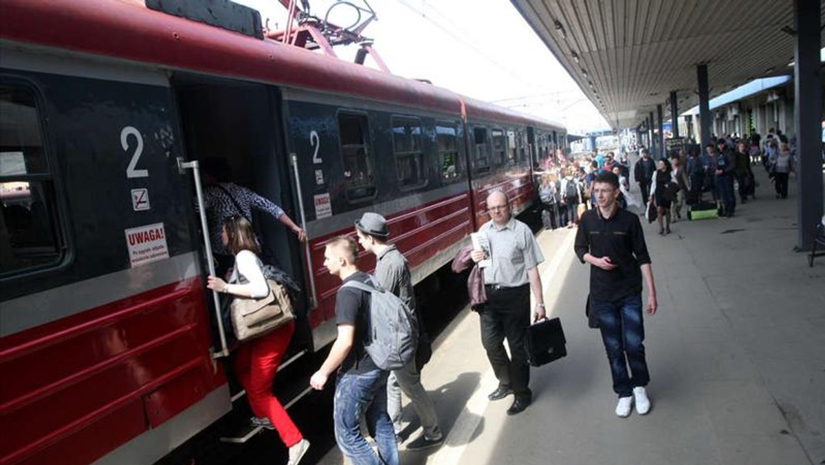 Wakacje rozpoczną się lada dzień. Wielu uczniów i studentów zapewne wybierze się pociągiem na upragniony wypoczynek. Niestety, droga w kierunku Wrocławia może być gehenną. Wszystko przez remont torowiska, który potrwa do... 2015 roku!