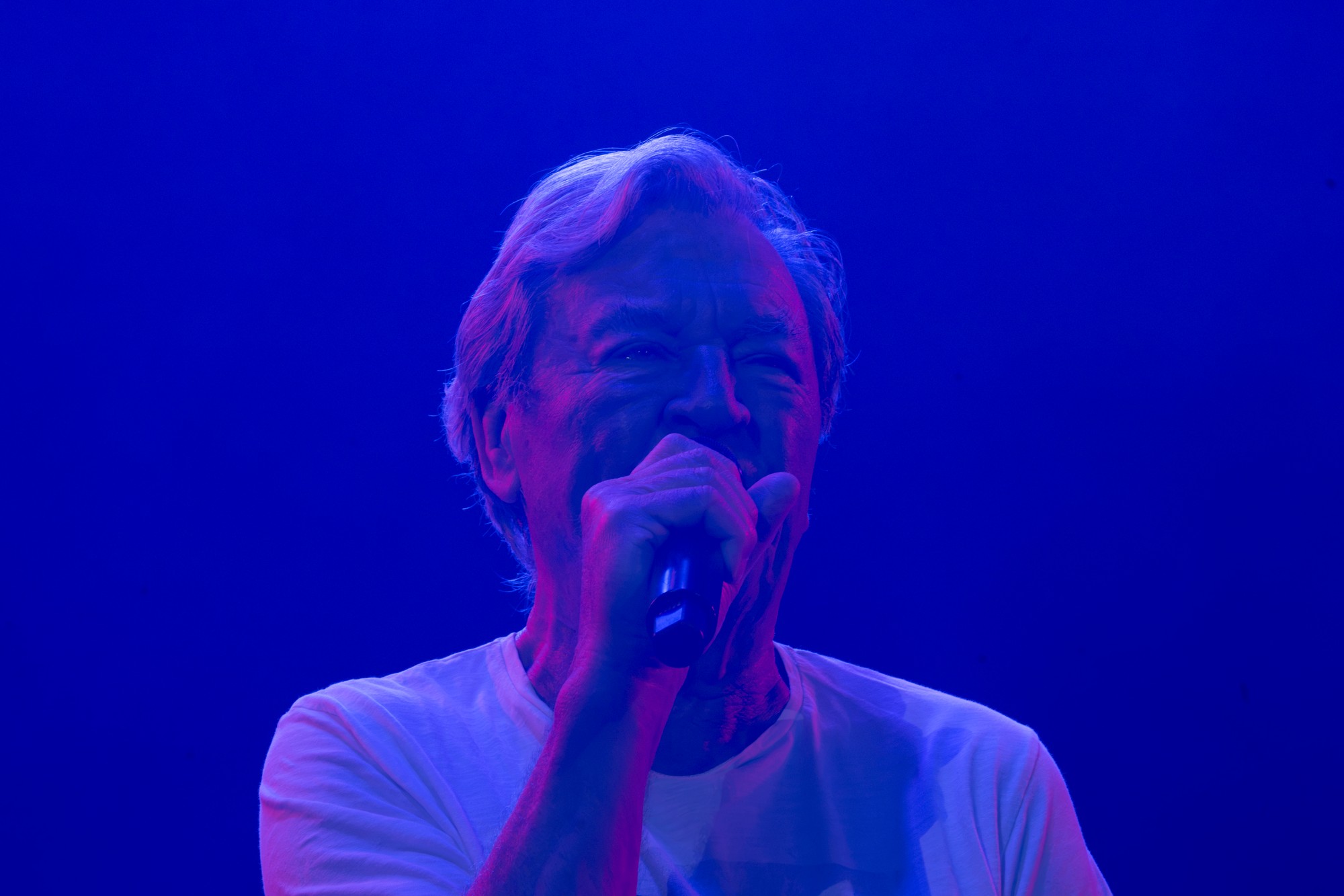 Spevák anglickej rockovej skupiny Deep Purple Ian Gillan vystupuje počas koncertu v Bratislave. 