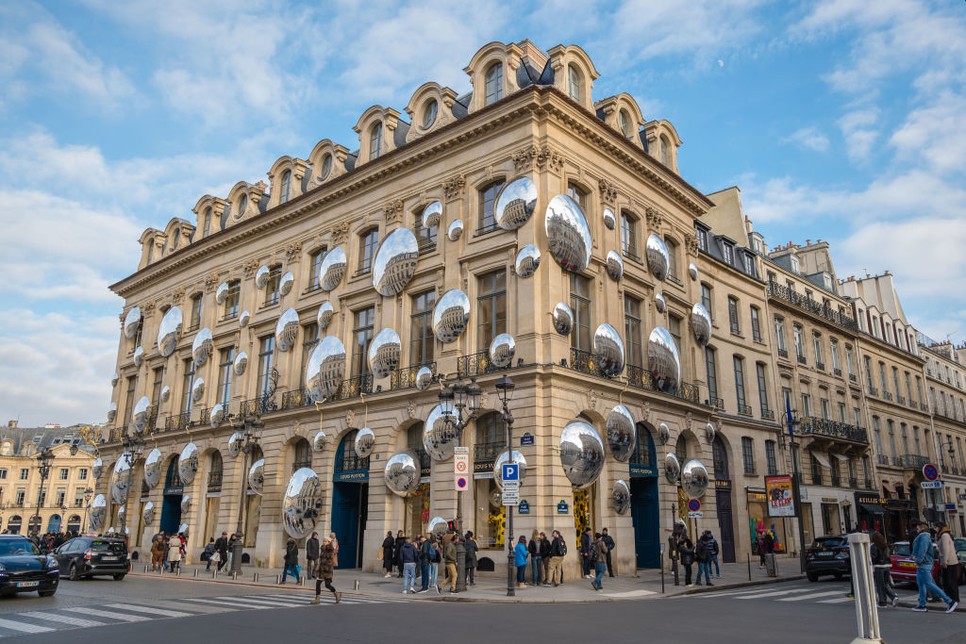Tükrös gömbökkel díszítettek fel egy párizsi Louis Vuitton üzlet épületét