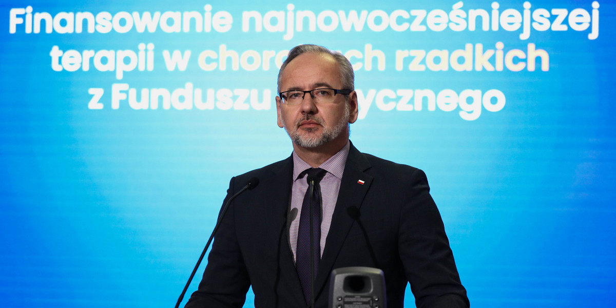 Minister zdrowia Adam Niedzielski podczas konferencji prasowej w siedzibie resortu w Warszawie, minister poinformował o wprowadzeniu na listę leków refundowanych najdroższego leku na SMA – Zolgensma.