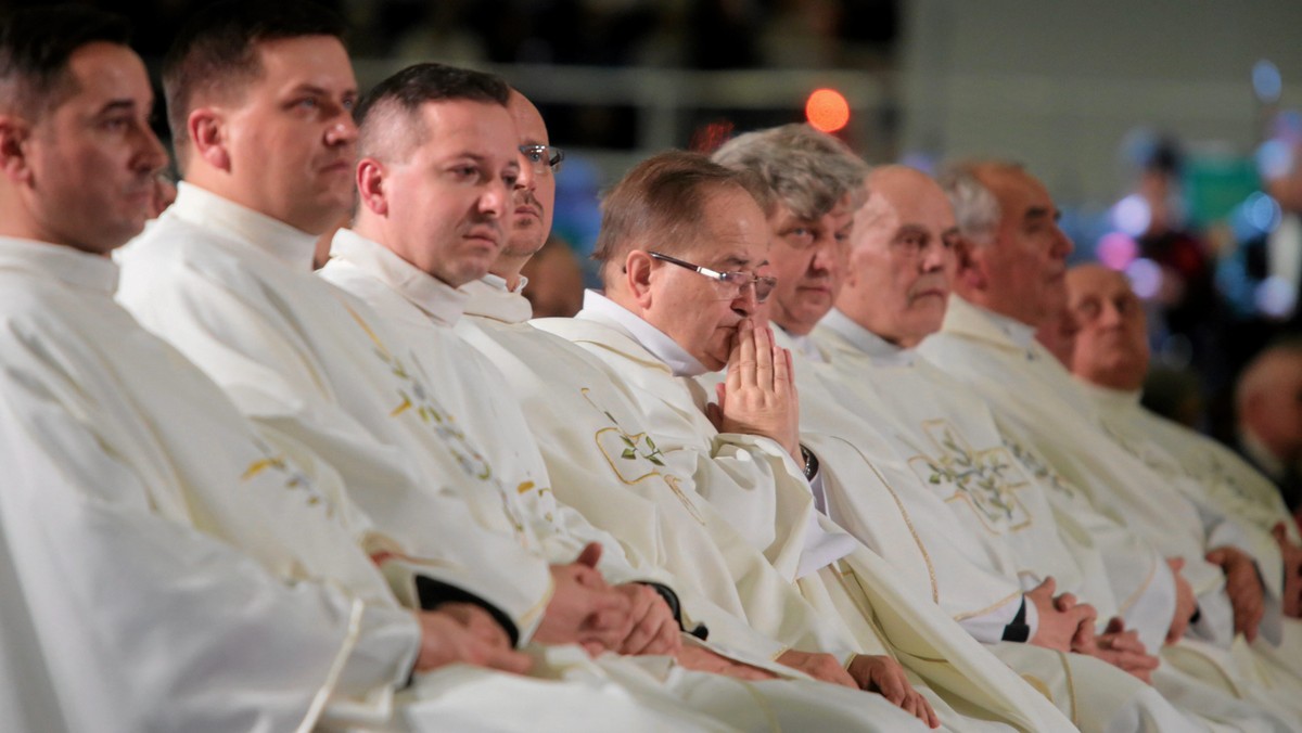 Wątpliwe, by ojciec Tadeusz Rydzyk dał się zagłaskać pięknymi słowami i pokłonami ze strony rządzących. PiS ma realną władzę i jeśli chce zabezpieczenia przed krytyką ze strony triumwiratu medialnego Radio Maryja – Nasz Dziennik – Telewizja Trwam, musi choć odrobinę tą władzą się podzielić.