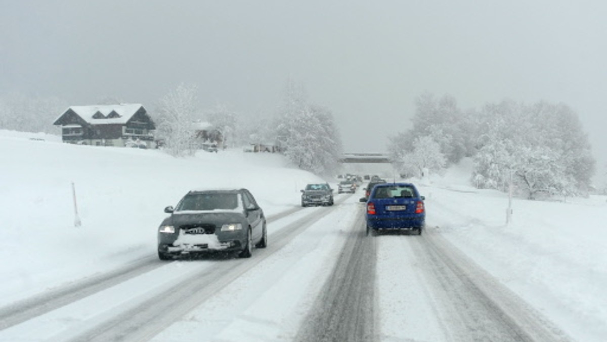 W najbliższych dniach temperatura spadnie poniżej zera i będzie padał śnieg. MSW apeluje o rozwagę przy ogrzewaniu mieszkań, sprawdzanie stanu pieców i przewodów kominowych i zwracanie szczególnej uwagi na osoby bezdomne i starsze, którym grozi wychłodzenie.