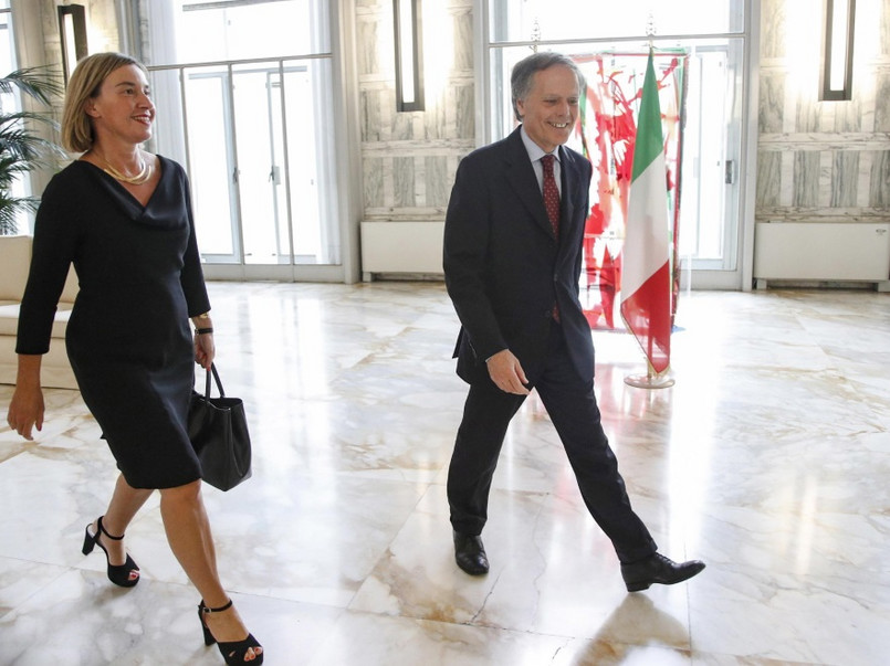 ... Na spotkanie z ministrem spraw zagranicznych Włoch Federica założyła małą czarną i...