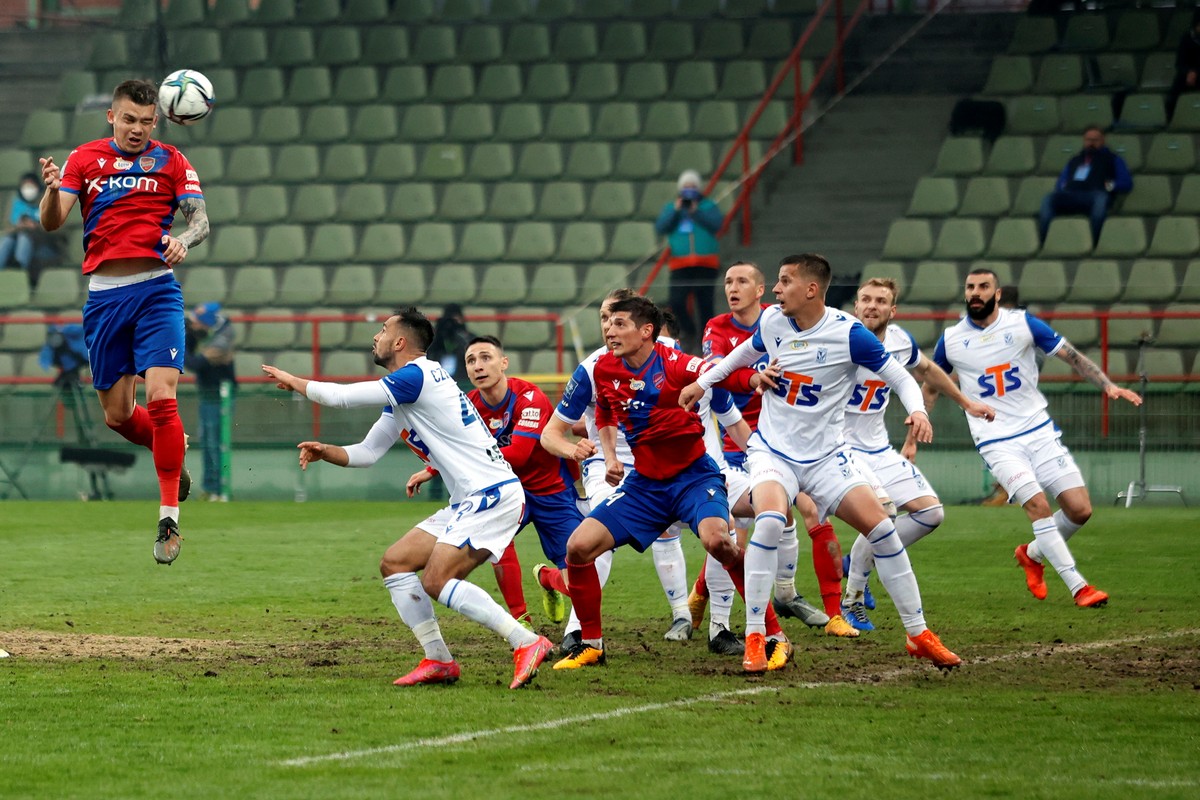 Piłkarz drużyny Raków Częstochowa Kamil Piątkowski (L) główkuje podczas meczu Ekstraklasy z zespołem Lech Poznań, na stadionie "GIEKSA Arena"