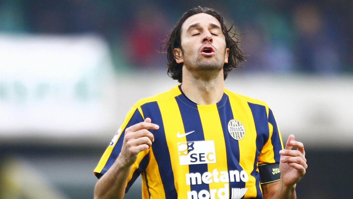 Mistrz świata z 2006 roku Luca Toni rozważa koniec kariery po zakończeniu sezonu 2015/2016. W obecnych rozgrywkach 38-letni napastnik występuje w Hellasie Werona. Zdobył jednak tylko jedną bramkę w bieżącym sezonie Serie A, a jego zespół wciąż pozostaje bez zwycięstwa w lidze.