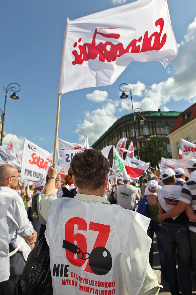 "Solidarność" protestująca przeciwko wydłużeniu wieku emerytalnego, fot. Rafał Guz/PAP