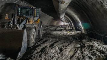 Drogowcy przebili się przez górotwór na S1. Widzą już światełko w tunelach