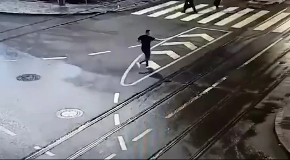 Matej Periš je na pešačkom prelazu ispod Brankovog mosta pokušao da uđe u taksi vozilo svetle boje