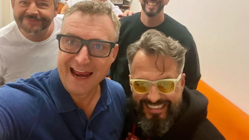 Moderátor Marcel Forgáč s kolegami z Inkognita.