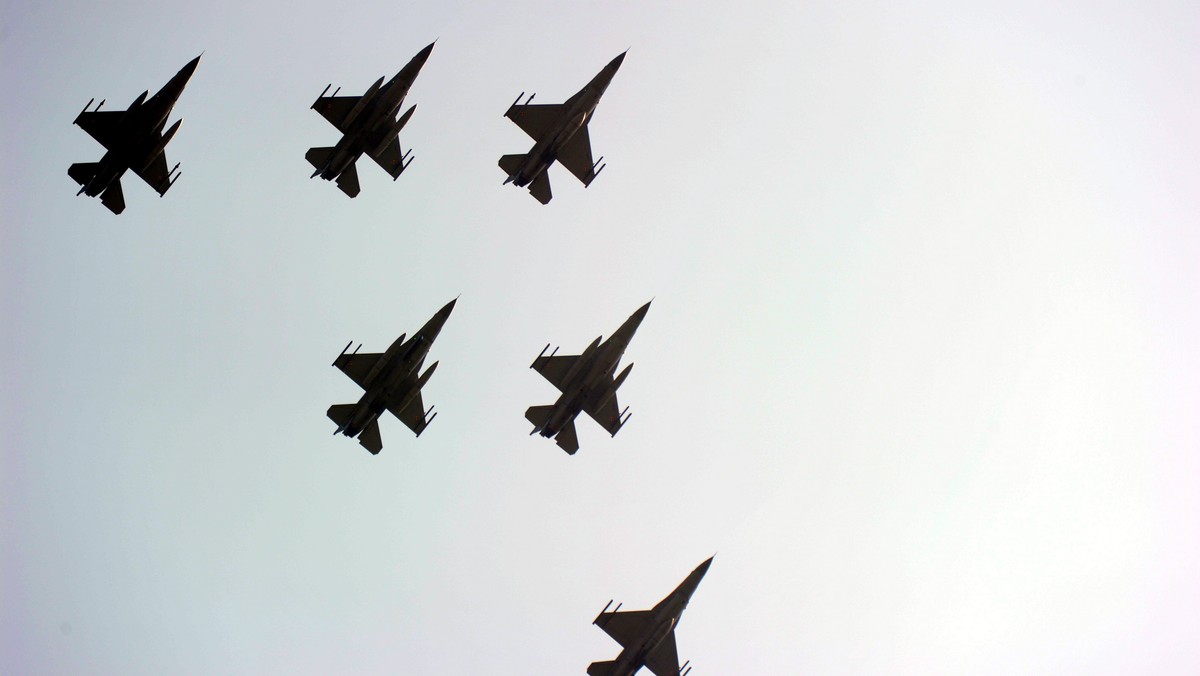 570 minut - według wyliczeń organizatorów - trwały pokazy w pierwszym dniu radomskiego Air Show. Na koniec imprezy zaprezentowały się m.in. długo oczekiwane przez publiczność zespoły akrobacyjne: "Patrouille de France" z Francji oraz "Frecce TriColori" z Włoch.