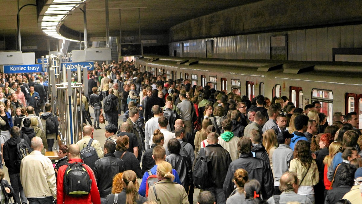 Pasażerowie metra muszą od rana liczyć się z dużymi utrudnieniami. W podziemnej kolejce doszło do kolejnej awarii. Tym razem w jednym z pociągów na stacji Młociny zepsuły się drzwi. Skład przez pewien czas blokował wjazd innych pociągów, co spowodowało duże opóźnienia.