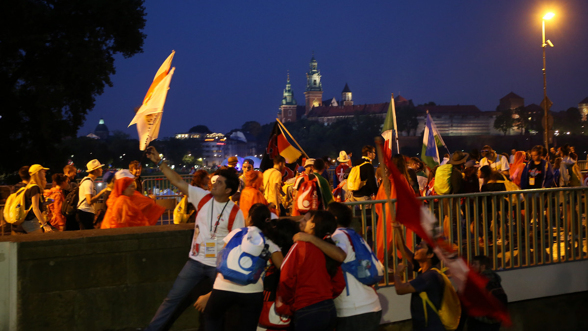Pielgrzymi masowo wracają z Krakowa do miejsc noclegowych. Tłumy stoją pod Dworcem Głównym. Policja częściowo zamknęła wejścia i wpuszcza ograniczoną liczbę podróżnych.