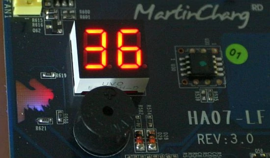 Wyświetlacz pełniący również funkcję termometru. Martin Chang to inżynier, który stoi za całą serią płyt HUMMER