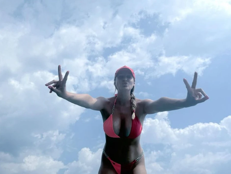 Luna Đogani u bikiniju