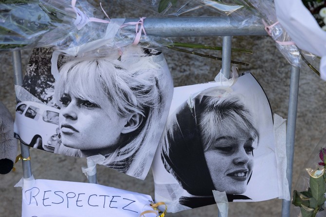 Fotografije Brižit Bardo ispred groblja u Sen Tropeu
