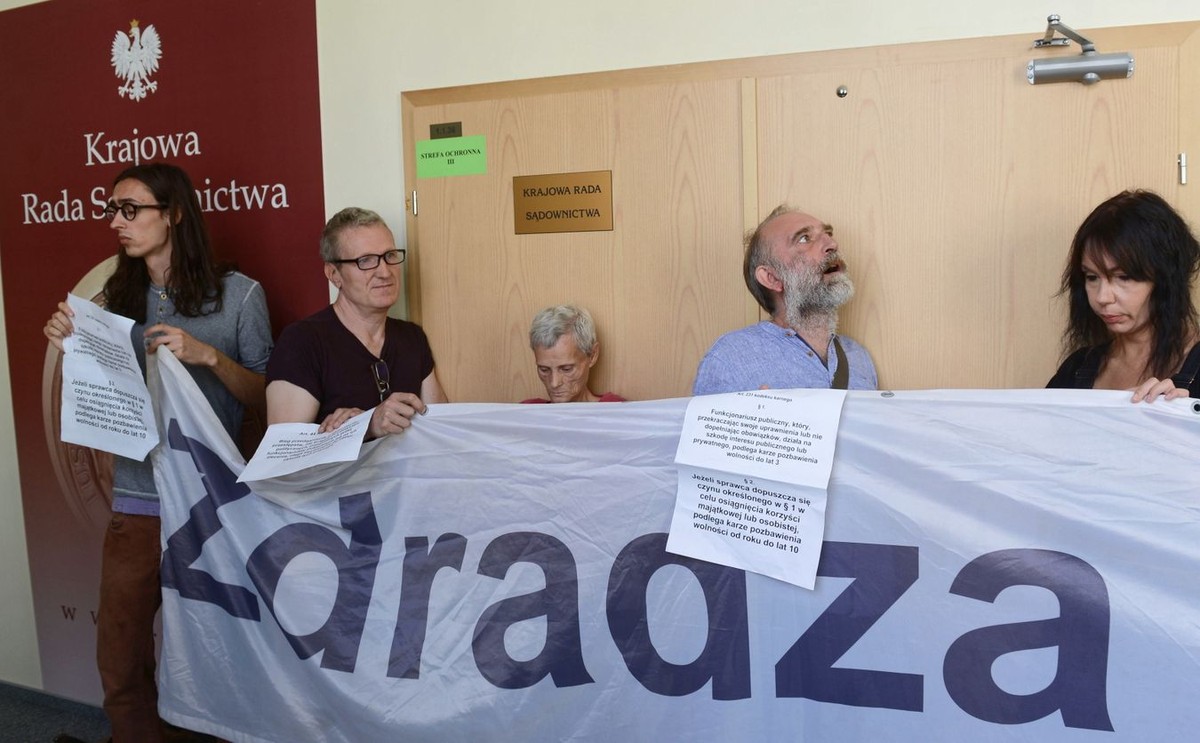 Ok. godz. 13. kilkunastu funkcjonariuszy policji - po kilkukrotnym nieskutecznym wezwaniu do dobrowolnego opuszczenia budynku - usunęło protestujących. Około godz. 13.30 Rada wznowiła obrady.