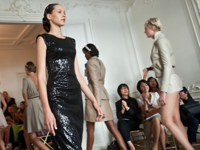 Uczestniczki Top Model na wybiegu: Ania i Michalina (w tle)