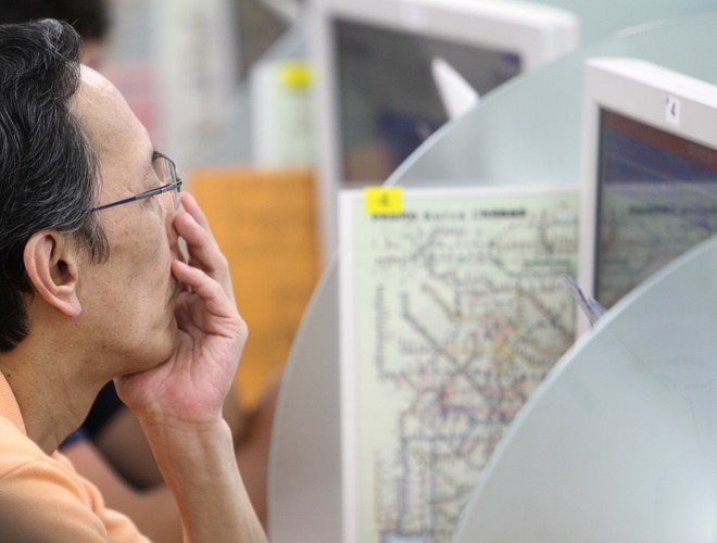 10. Urzędy pracy czy urzędy krzewienia bezrobocia?  Pośrednictwo pracy realizowane przez urzędy pracy nie odpowiada skali potrzeb. Na 700 bezrobotnych przypada jeden pośrednik, a tylko niecałe 5 proc. osób zarejestrowanych jako bezrobotne uczestniczy w jakiejkolwiek aktywnej formie poszukiwania pracy. Tymczasem polskie prawo nie wspiera działań, które umożliwiłyby powierzenie pośrednictwa pracy i innych usług aktywizacji zawodowej wyspecjalizowanym podmiotom.