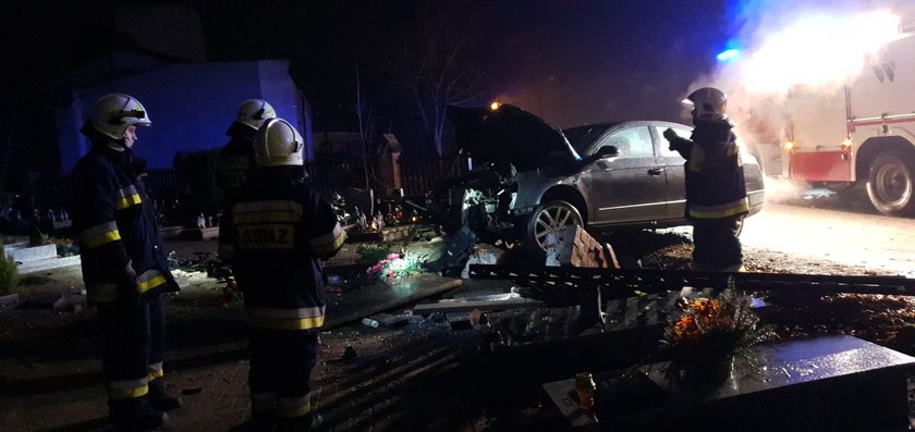 Nocny rajd zakończył się na... cmentarzu. Samochód staranował nagrobki