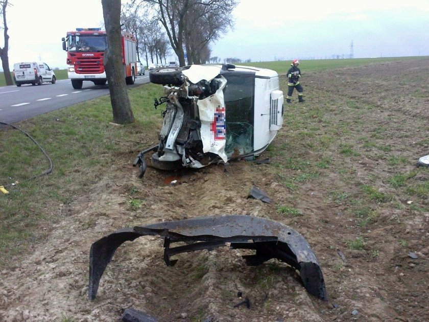 Auto uderzyło w drzewo