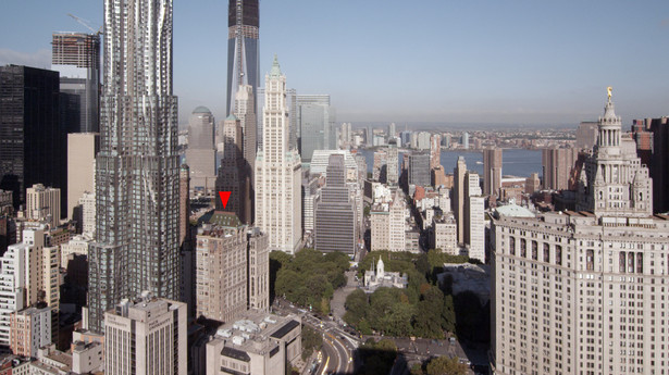 Budynek, w którym mieści się SkyHouse na tle panoramy Dolnego Manhattanu, źródło: David Hotson_Architect