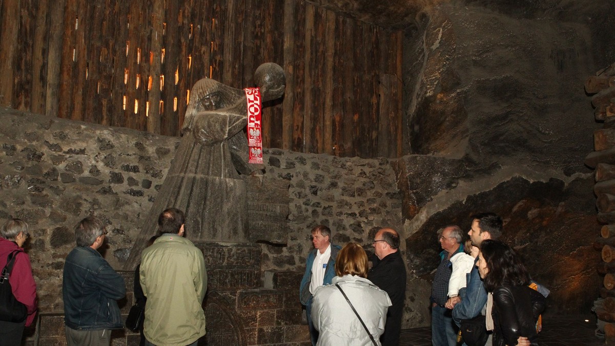 Podczas Euro 2012 nie brakuje kibiców w oryginalnych strojach. W podziemiach wielickiej kopalni przed jutrzejszym meczem Polska - Czechy kibicem został sam… Mikołaj Kopernik.