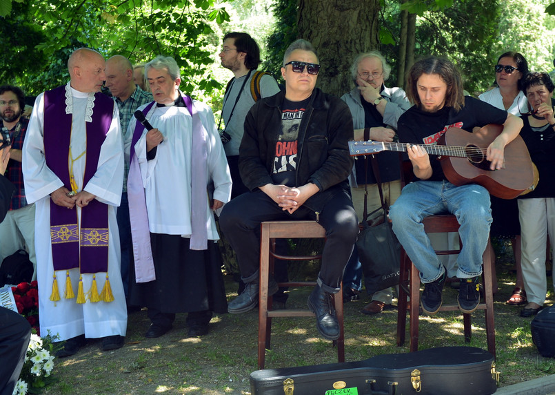 Na pogrzebie pisarza zaśpiewał Muniek Staszczyk z zespołu T.Love