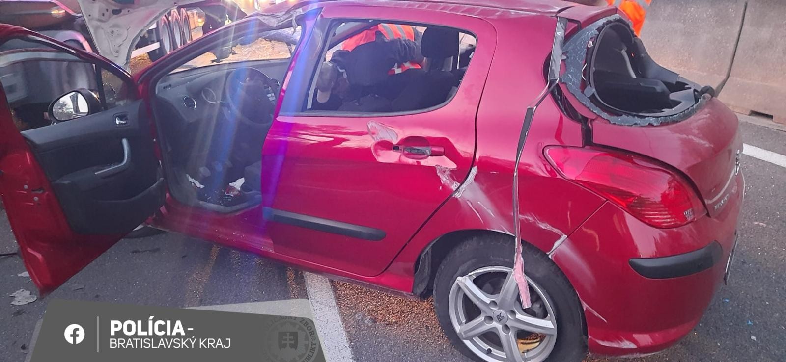 Policajti riešili v stredu ráno na diaľnici D2 dve zrážky áut.