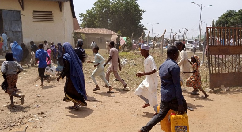 Taraba residents invade COVID-19 palliatives warehouse in Jalingo to loot food items. 