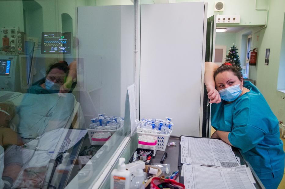 Védőfelszerelést viselő ápoló a koronavírussal fertőzött betegek számára kialakított intenzív osztályon a Szent László Kórházban, 2020. december 8-án. / Fotó: MTI/Balogh Zoltán
