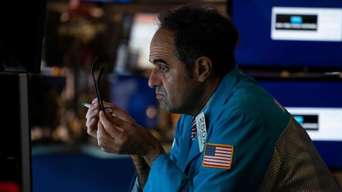 Świat stanął na głowie. Obecnie już blisko 17 bilionów dolarów są warte papiery dłużne krajów o ujemnych rentownościach. Oznacza to, że de facto inwestorzy, którzy chcieliby je trzymać do końca okresu wykupu, straciliby swoje pieniądze. To bardzo niebezpieczna sytuacja, która może pogrążyć system bankowy na świecie - ostrzegają pytani przez nas eksperci.