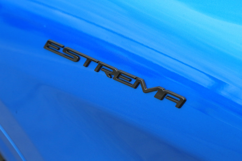 Alfa Romeo stworzyła wersję Estrema dla purystów. Podkreśla fakt odnowienia partnerstwa pomiędzy Alfą Romeo i Sauberem Motorsport, do którego doszło w lipcu 2021 roku.