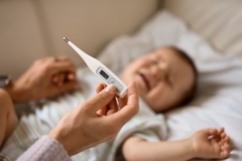 A kislányomnak 40 fokos láza van, nem tudom levinni, mit tegyek? Az orvos válaszol