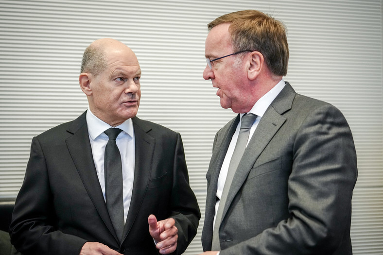 Kanclerz Niemiec Olaf Scholz i niemiecki minister obrony Boris Pistorius