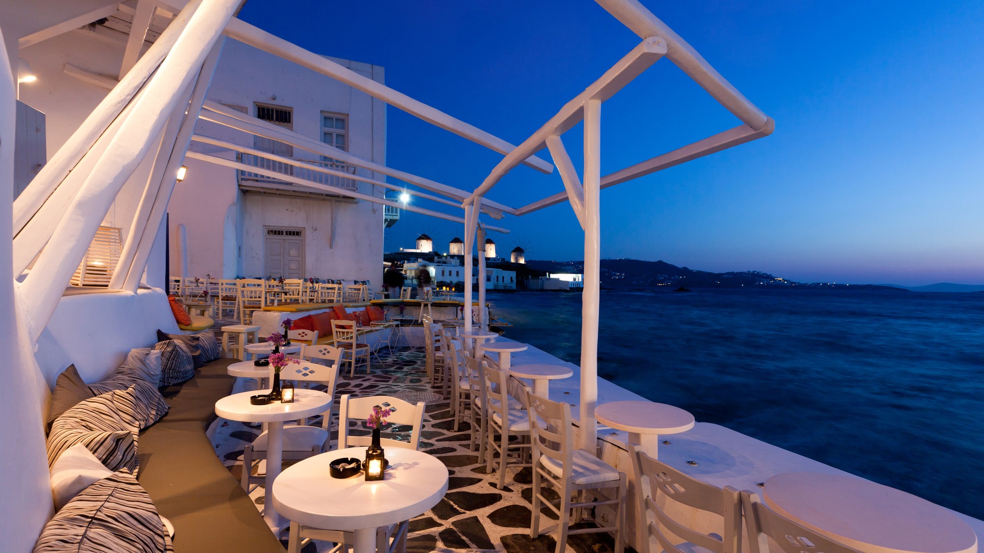 Notoricky známy plážový bar na gréckom ostrove Mykonos je opakovane obviňovaný z toho, že núti turistov platiť vysoké ceny (ilustračné foto).