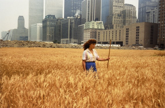 "Wiek półcienia. Sztuka w czasach planetarnej zmiany" w Muzeum Sztuki Nowoczesnej w Warszawie. Na zdjęciu: Agnes Denes, "Wheatfield - A Confrontation: Battery Park Landfill, Downtown Manhattan - With Agnes Denes Standing in the Field" (1982)