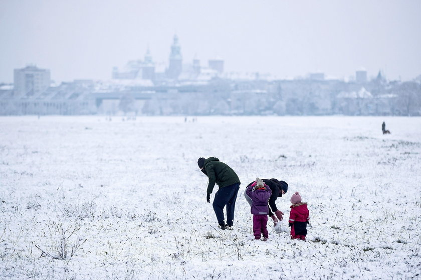 Pierwszy w tym roku atak zimy w Polsce. Biały puch pokrył miasta