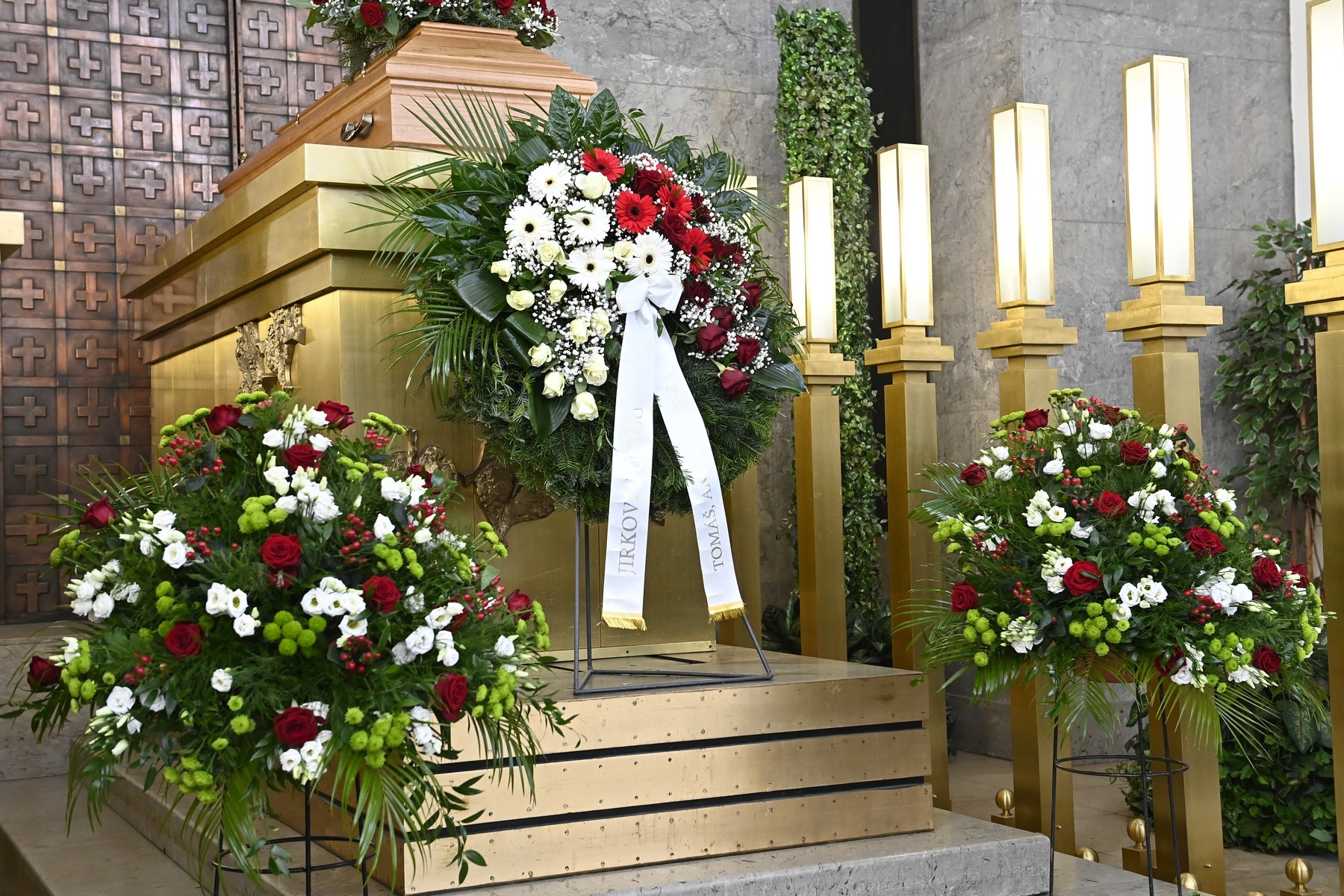 Truhla s pozostatkami Jiřího Krampola († 87).