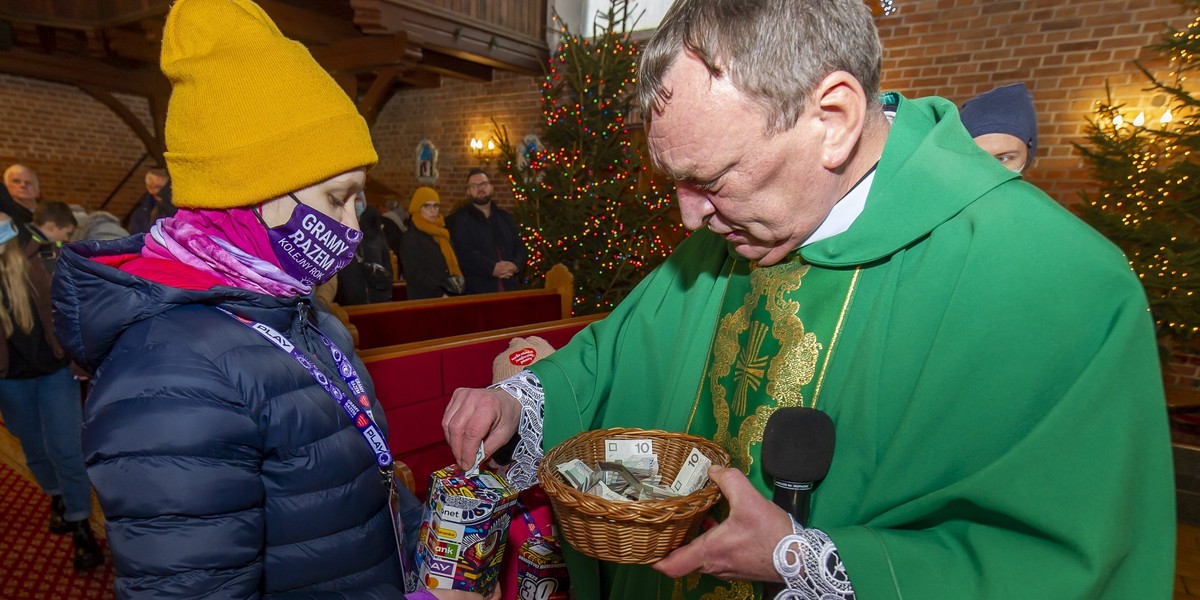 Proboszcz Kazimierz Klaban z kościoła polskokatolickiego Dobrego Pasterza w Elblągu od kilku lat co roku przekazuje ofiarę z mszy na WOŚP. 