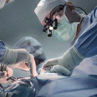 Kirúgták az osztrák orvost, aki hagyta a 13 éves lányának, hogy lyukat fúrjon egy beteg fejébe