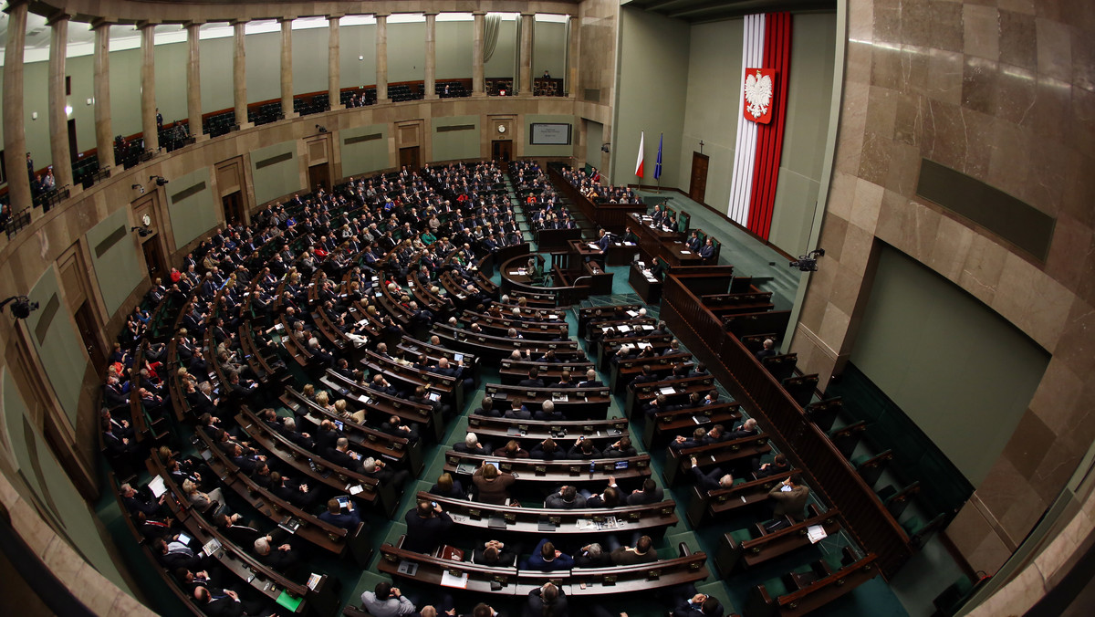 Posłowie przyjęli uchwałę solidarności polskiego Sejmu z Ukrainą. Zostało to przyjęte burzą oklasków.