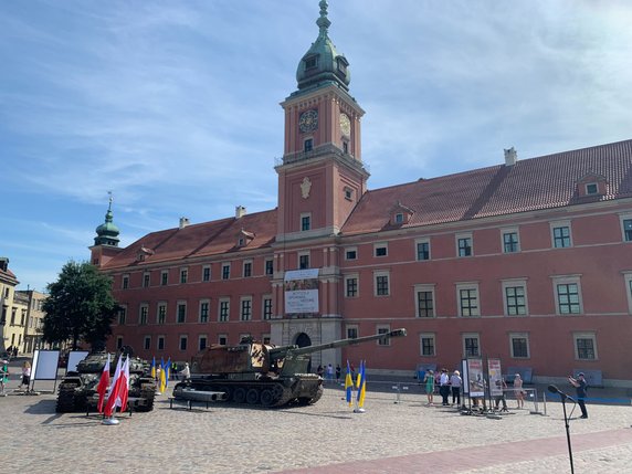 Rosyjskie maszyny wojskowe na placu Zamkowym 