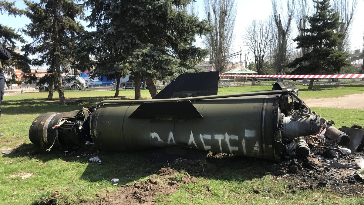 Kramatorsk. Szczątki pocisk balistyczny Tochka-U, który uderzył w dworzec kolejowy