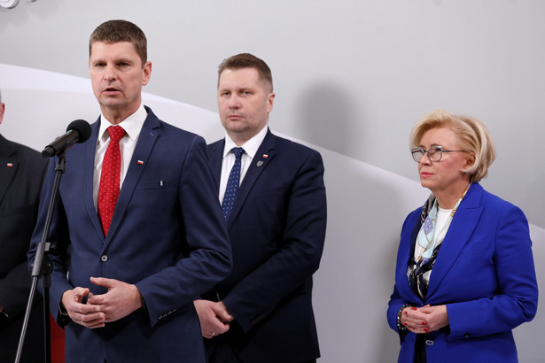 Minister edukacji i nauki Przemysław Czarnek (C) oraz wiceministrowie edukacji i nauki Marzena Machałek (P) i Dariusz Piontkowski (L)