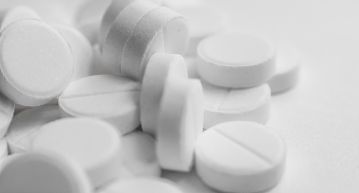 Maseczka z aspiryny jest tania i daje efekty. Jak zrobić maseczkę  aspirynową w domu?