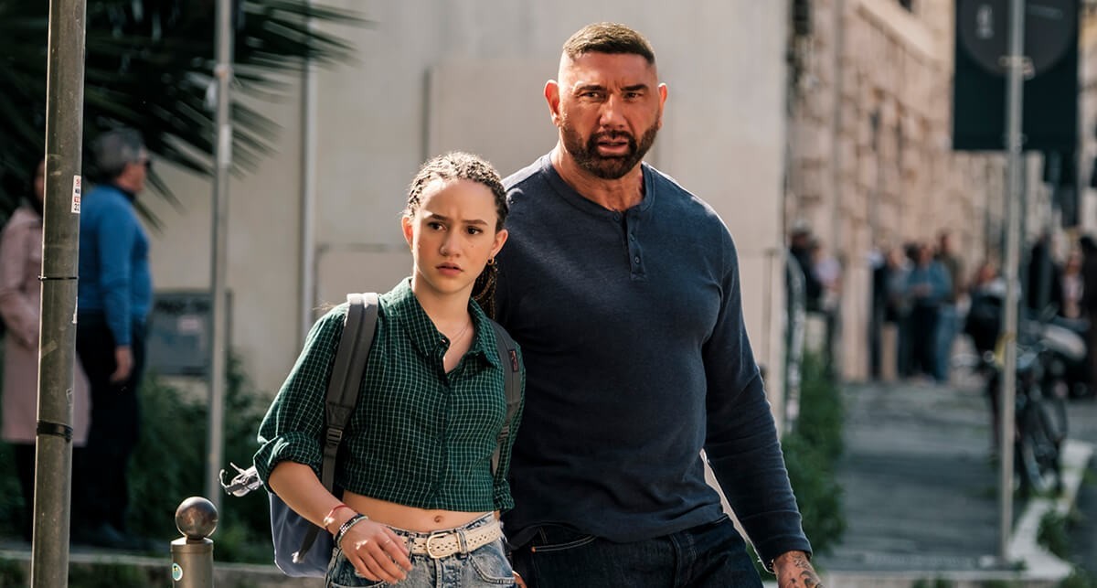 Chloe Coleman i Dave Bautista w filmie "Mój przyjaciel szpieg: Wieczne Miasto"