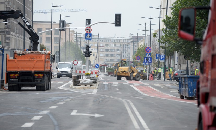 Ostatnie prace budowlane i porządkowe na ulicy Świętokrzyskiej w Warszawie, 30 bm. Dziś wieczorem ulice: Świętokrzyska, Prosta oraz Sokola zostaną otwarte. Przebudowa ulic przebiegających nad centralnym odcinkiem II linii metra, trwała od 2010 r. (6)<br><br> (mgo) PAP/Jacek Turczyk