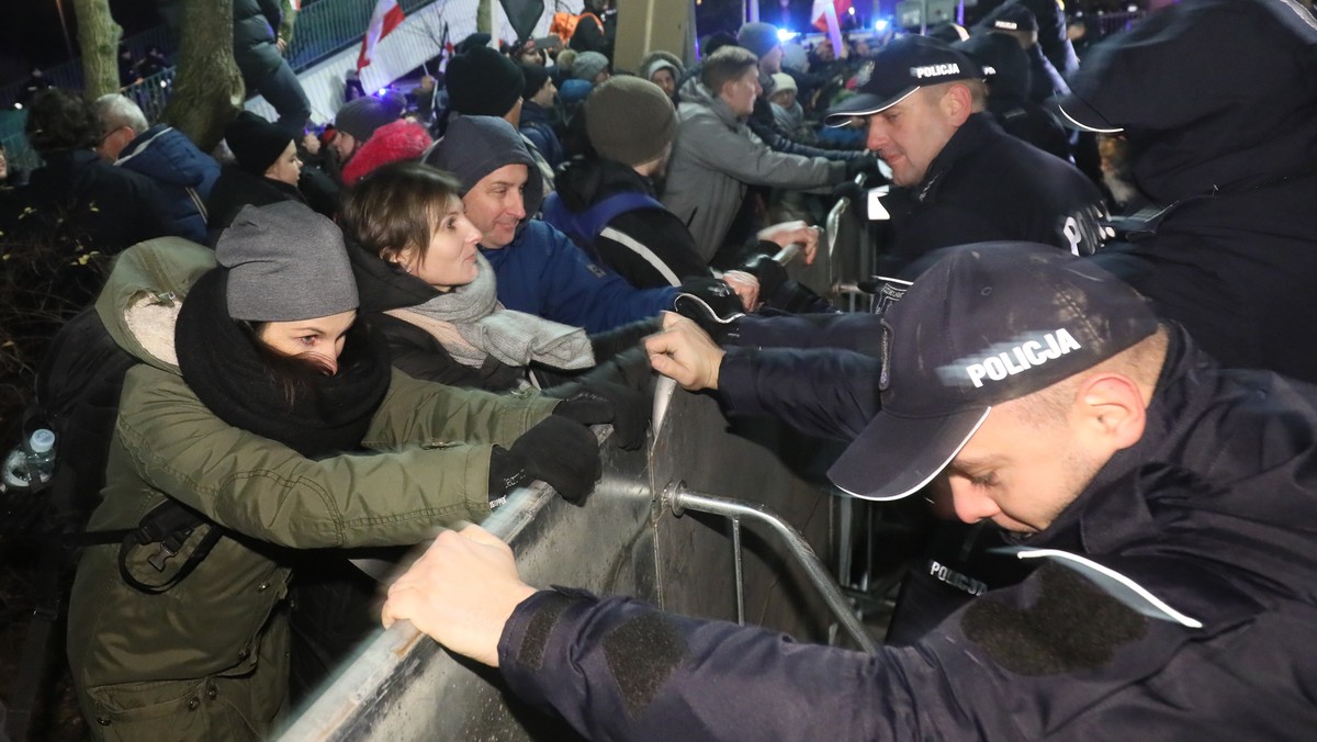 Dziś, gdy senatorowie debatują nad nowelą ustawy o Krajowej Radzie Sądownictwa, przed budynkiem Senatu demonstrują przeciwnicy wprowadzanych zmian. Policja przed godz. 20 wezwała do opuszczenia miejsca zgromadzenia. Wcześniej do protestujących wyszedł senator Tomasz Grodzki (PO), a z okna przemówił wicemarszałek Senatu Bogdan Borusewicz (PO). Demonstrujący pojawili się także przed Sejmem, gdzie trwa debata nad expose Mateusza Morawieckiego.