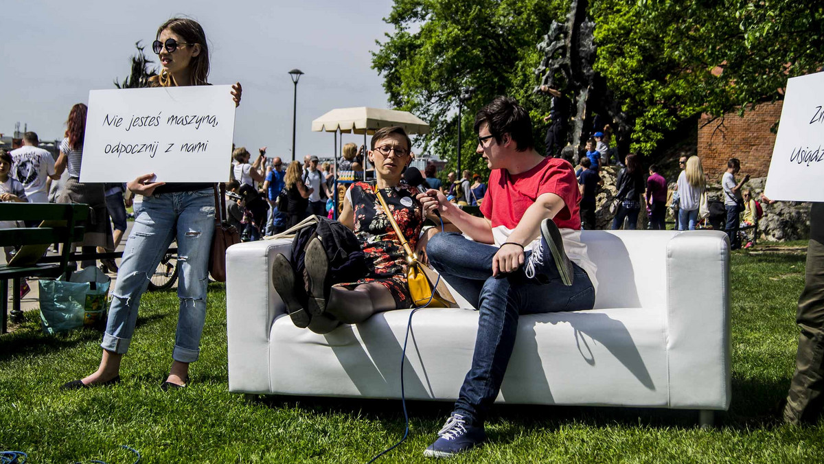 Jutro po raz dziesiąty i ostatni w tym roku w Krakowie stanie wygodna kanapa relaksacyjna, czyli Sobotnia Sofa. Wnioski po dziewięciu "sofach" są jasne – krakowianie są zmęczeni. Z 300 osób, które usiadło na sofie 95 proc. przyznało, że jest zmęczonych.